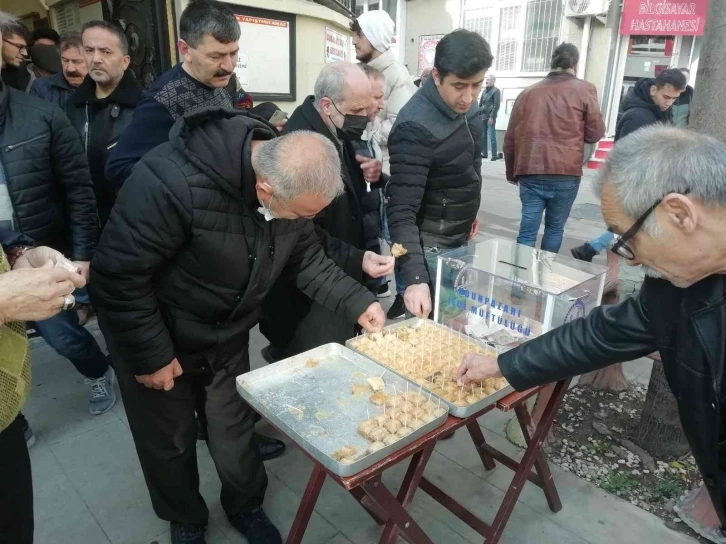 Cuma namazı çıkışında baklava ikramı
