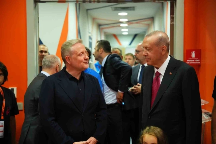 Cumhurbaşkanı Erdoğan, Başakşehir takımını soyunma odasında tebrik etti
