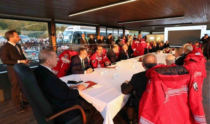 Cumhurbaşkanı Erdoğan, Karadeniz gazı işleme tesislerini havadan inceledi
