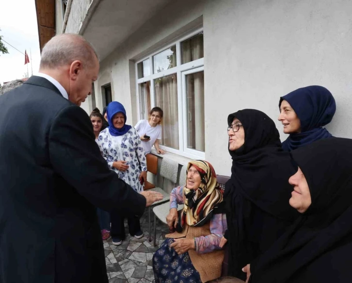 Cumhurbaşkanı Erdoğan, Rize ziyaretinin son gününde komşu ve akrabaları ile hasret giderdi