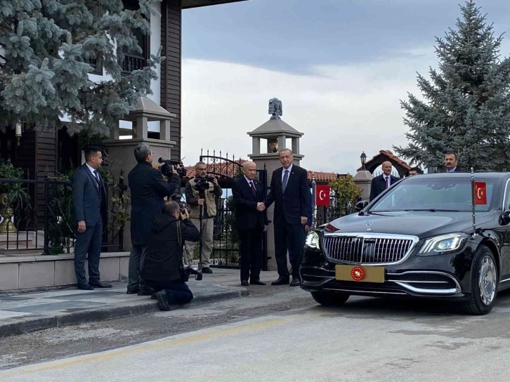 Cumhurbaşkanı Recep Tayyip Erdoğan’ın Milliyetçi Hareket Partisi (MHP) Genel Başkanı Devlet Bahçeli ile görüşmesi başladı.
