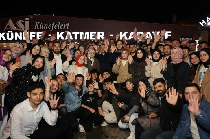 Cumhurbaşkanı Yardımcısı Oktay, Togg ile gençlerle kokoreç yemeye gitti
