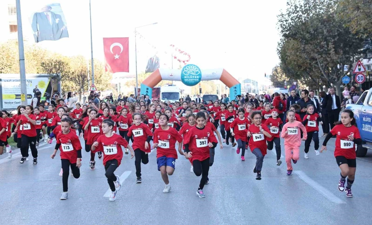 Bursa'da Cumhuriyet coşkusu, koşu ile başladı