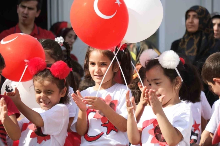 Cumhuriyet’in 100. yıl coşkusu konteyner okullarda devam ediyor
