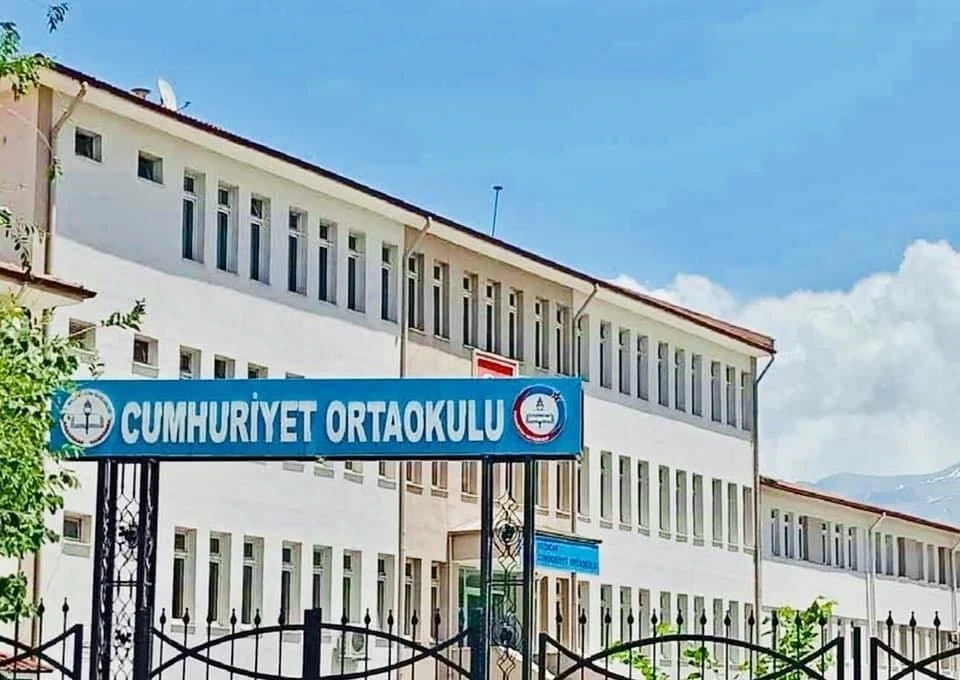 Cumhuriyet Ortaokulu öğretmenlerinden Derin vefat etti
