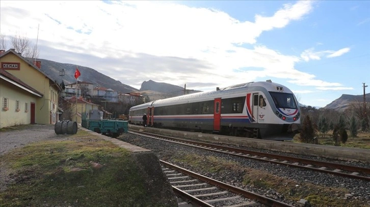 Cumhuriyet'in ilk yıllarından miras Kemah Tren İstasyonu hizmetini sürdürüyor