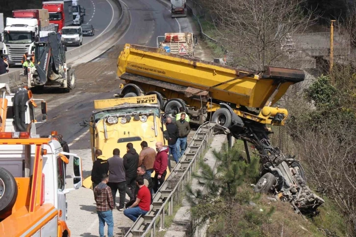 D-650’de feci kaza: Kupası kopan tırın dorsesi bariyerlerde asılı kaldı
