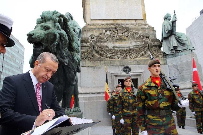 Erdoğan asker Anıtı’na çelenk koydu