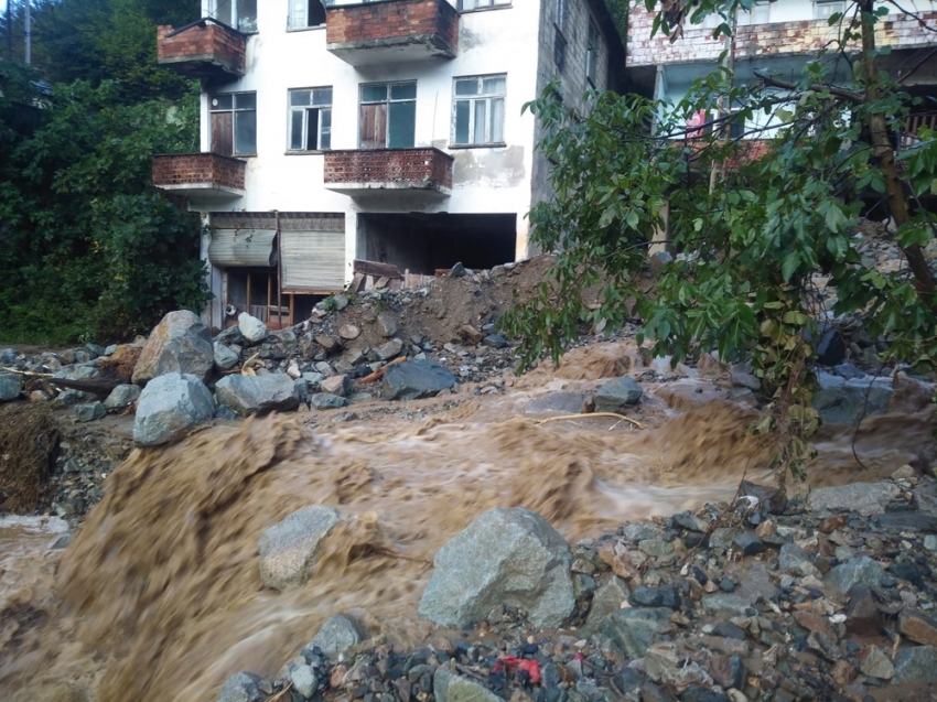 Trabzon’da şiddetli yağış hasara yol açtı