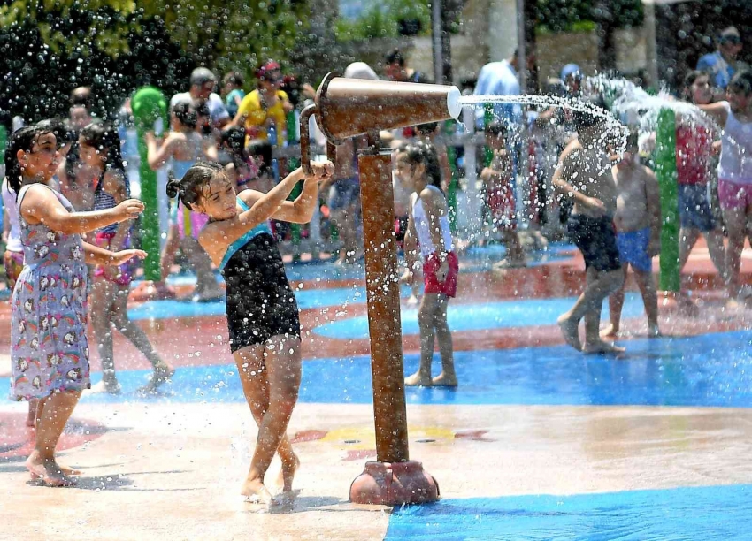 Su oyunları parkında bayram eğlencesi