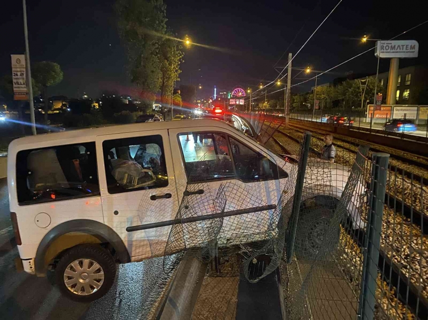 Bursa’da ticari araç metro rayına uçtu