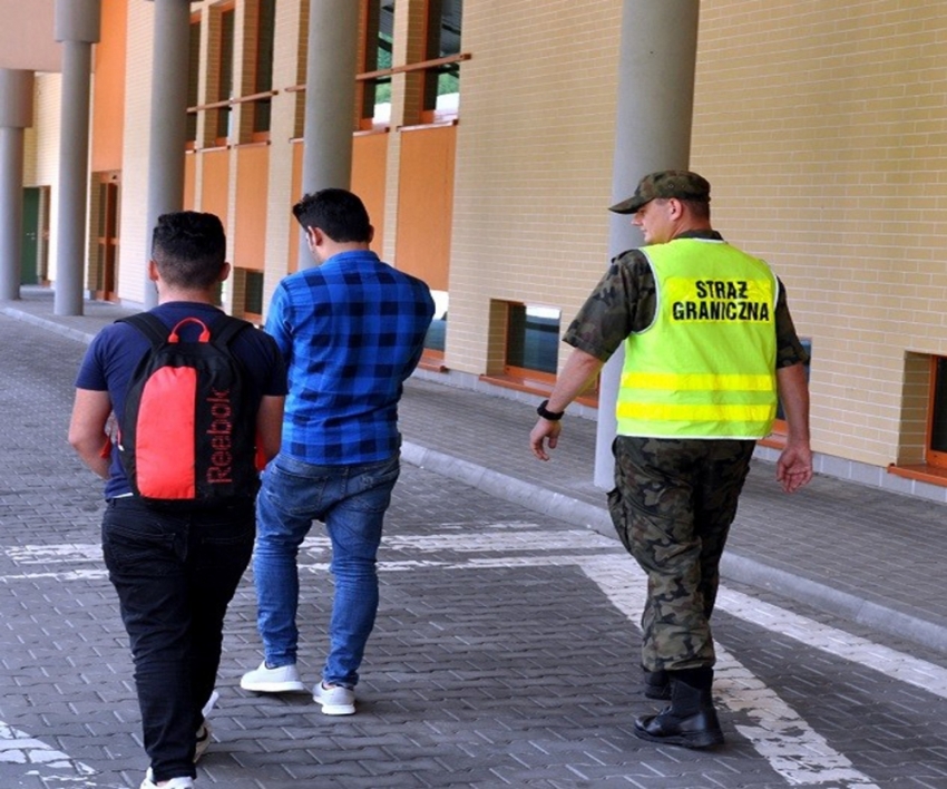 Polonya’ya kaçak yollarla girmeye çalışan 8 Türk yakalandı