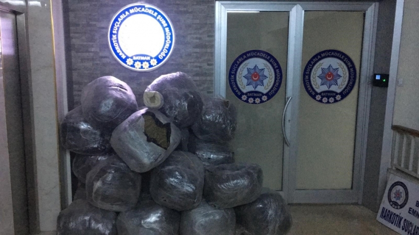 Saman balyalarının arasından 215 kilo esrar çıktı