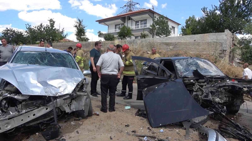 Feci kaza, iki otomobil kafa kafaya çarpıştı: 10 yaralı