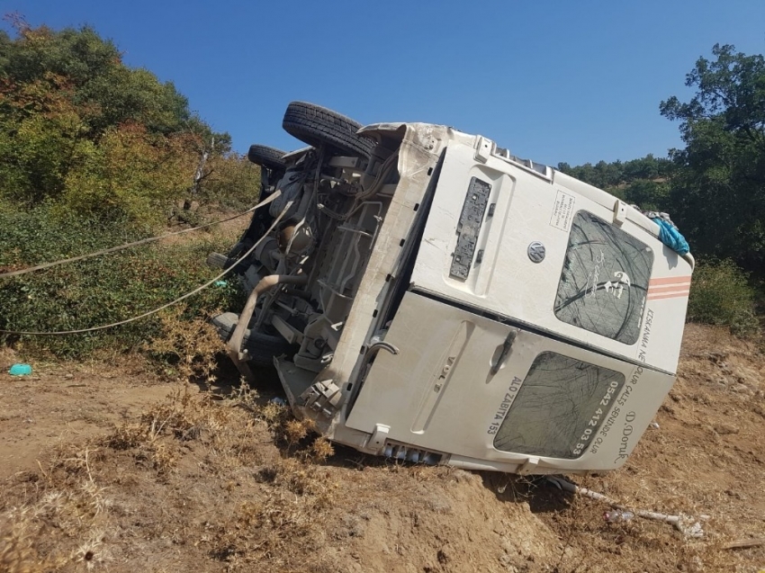 Minibüs şarampole devrildi: 14 yaralı