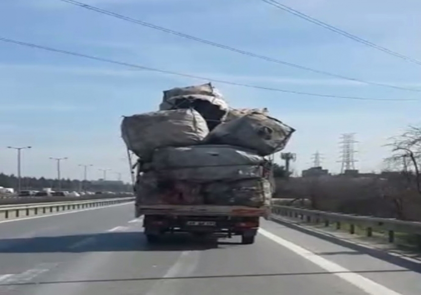 İstanbul’da aşırı yüklü kamyon tehlike saçtı