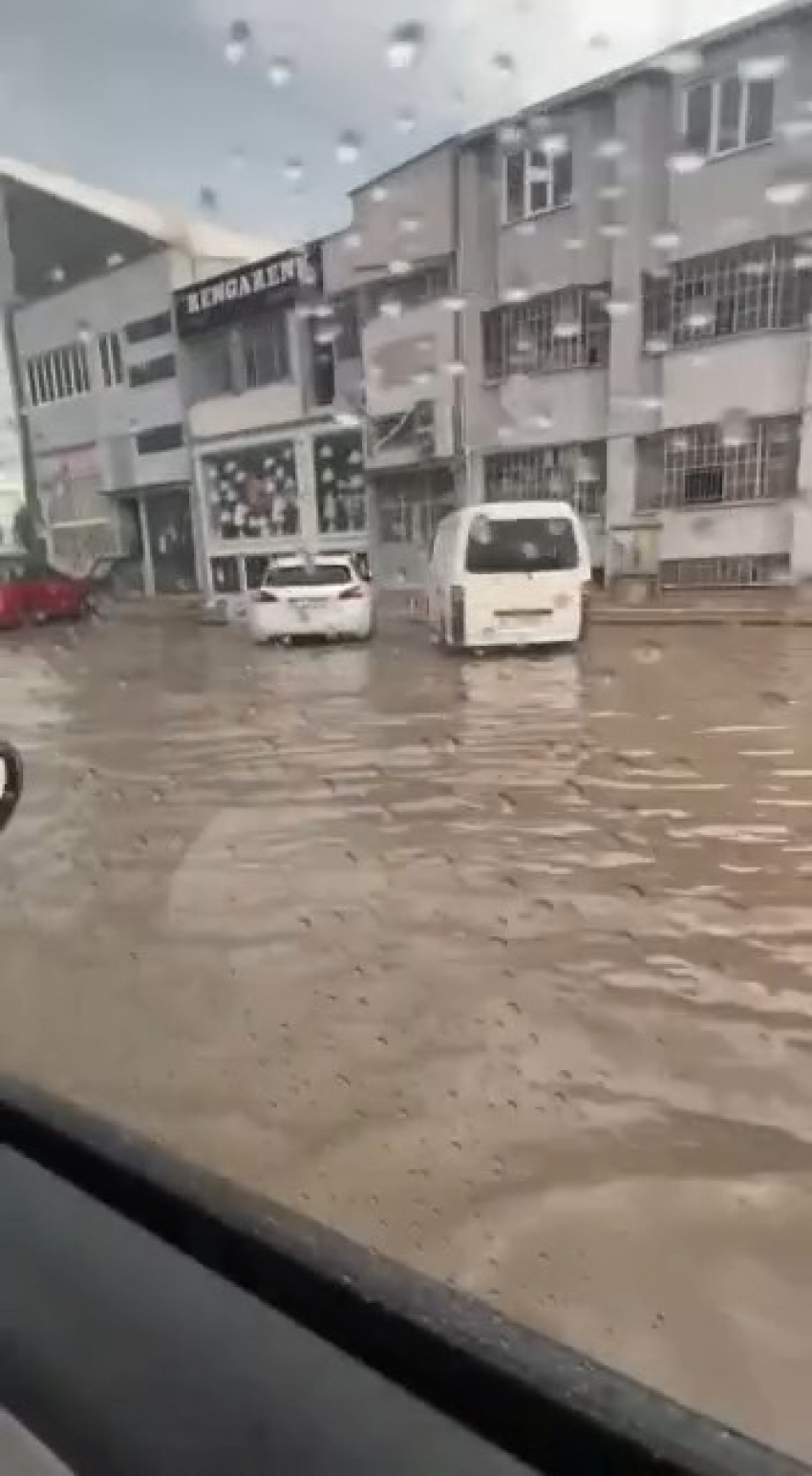 Bursa’da sağanak yağışta sürücülerin zor anları kameraya yansıdı