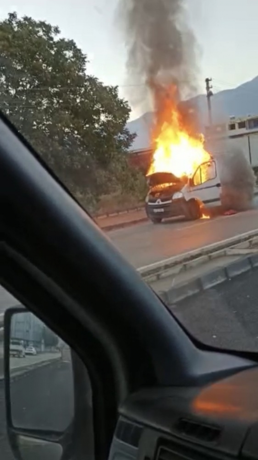 Bursa’da bir kamyon ve bir minibüs alev alev yandı