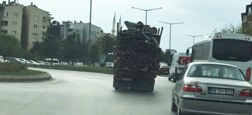 Odun yüklü kamyonetin tehlikeli yolculuğu