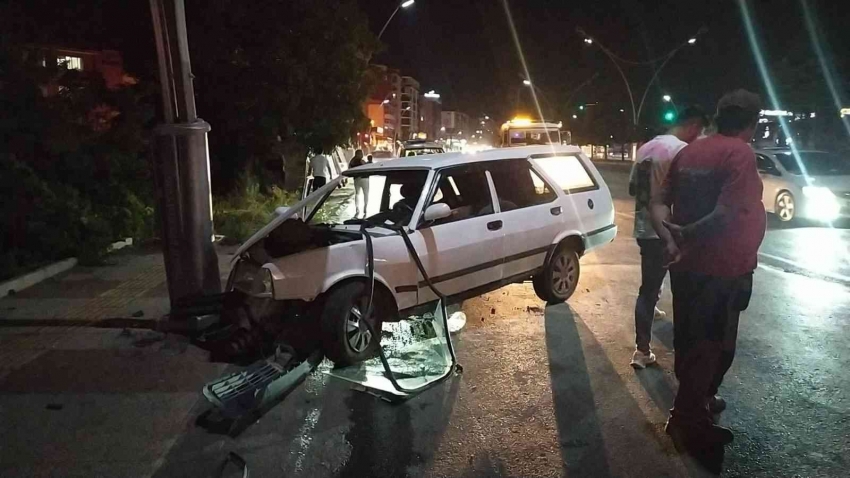 Aşırı alkollü sürücü aydınlatma direğine çarptı; 2 yaralı