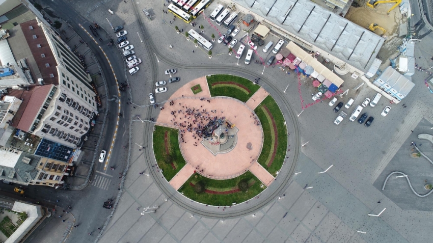 Sendikalar Taksim Meydanına çelenk bıraktı