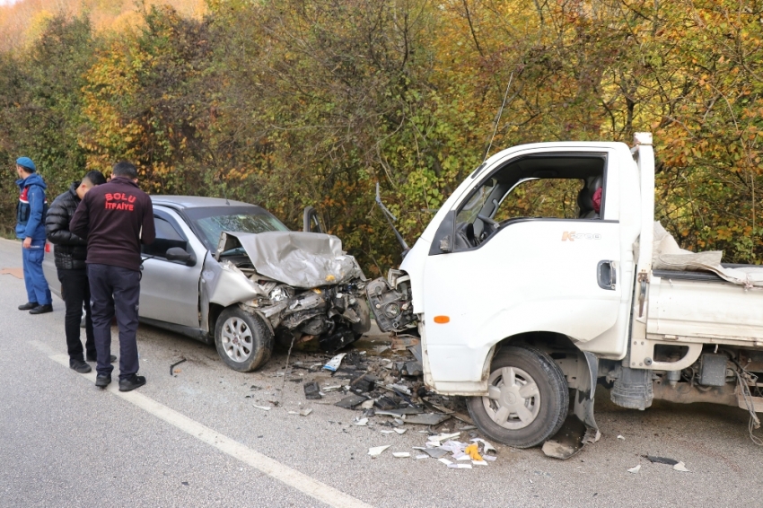 Otomobille kamyonet çarpıştı: 1 ölü 6 yaralı