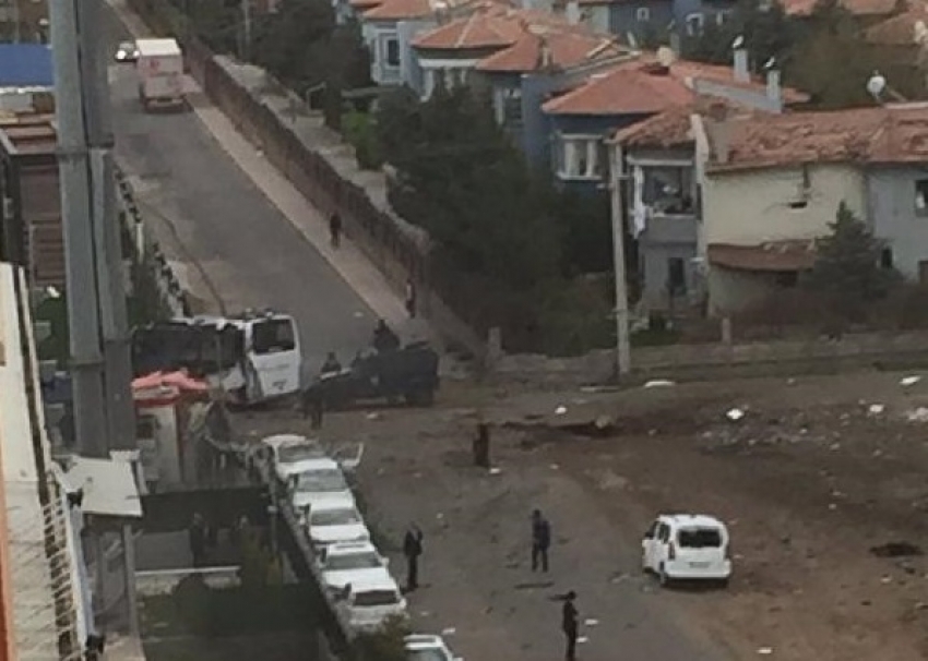 Diyarbakır'da polis midibüsüne bombalı saldırı