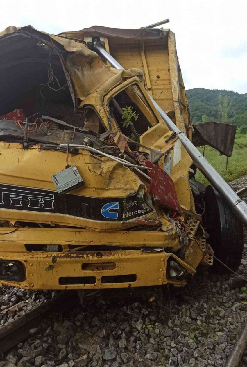 Kamyon 30 metre yükseklikten demir yoluna düştü: 2 ölü, 2 yaralı