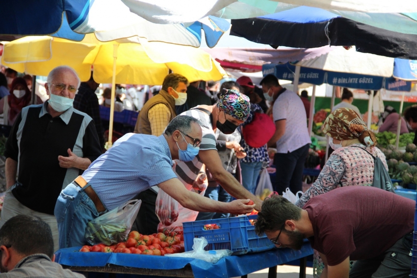 Üç günlük kısıtlama öncesi semt pazarları doldu taştı