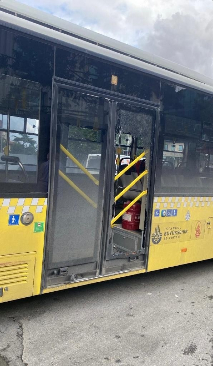 İETT otobüsleri kaza yaptı: Yolcular durakta kaldı