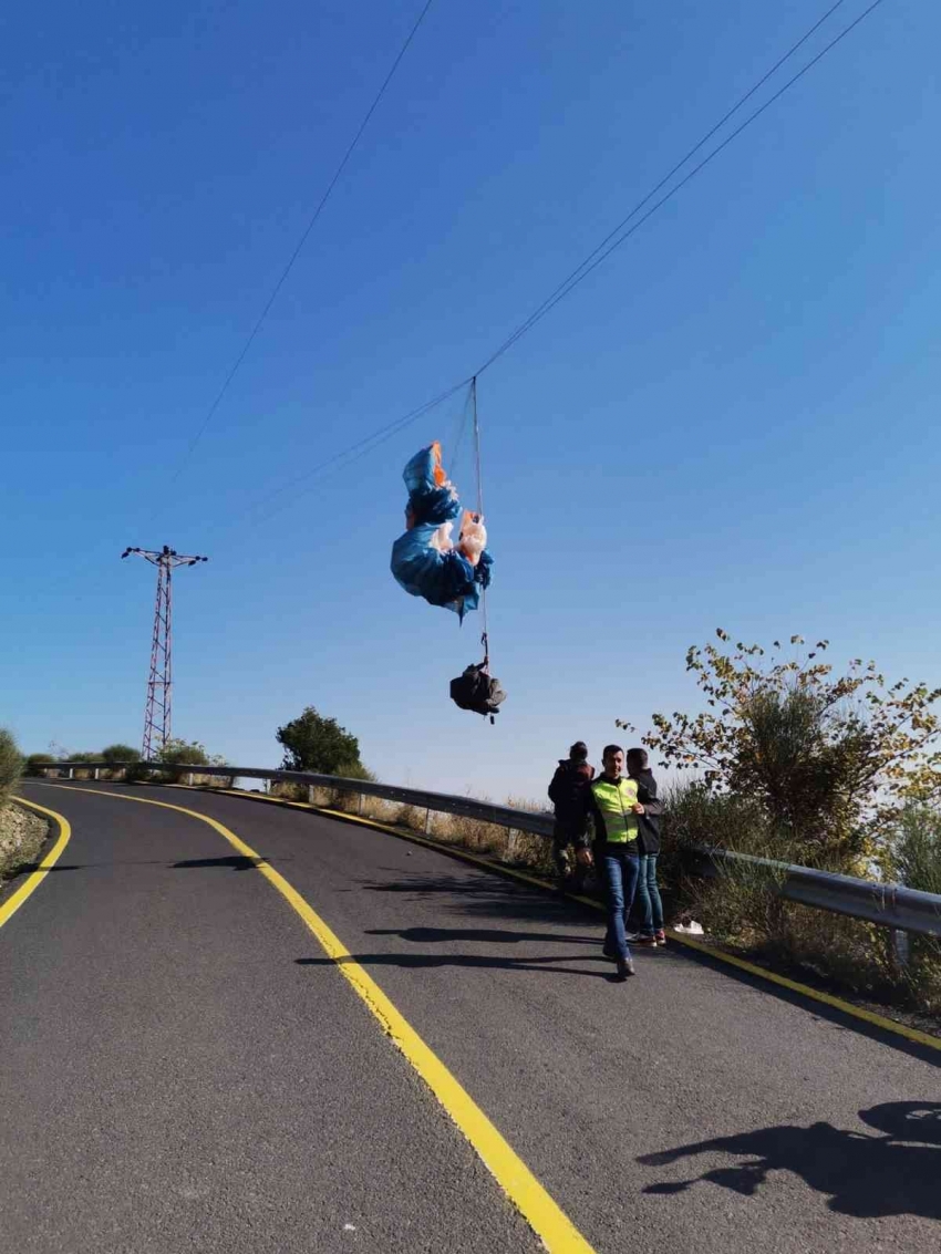 Yamaç paraşütü pilotu elektrik tellerine takıldı