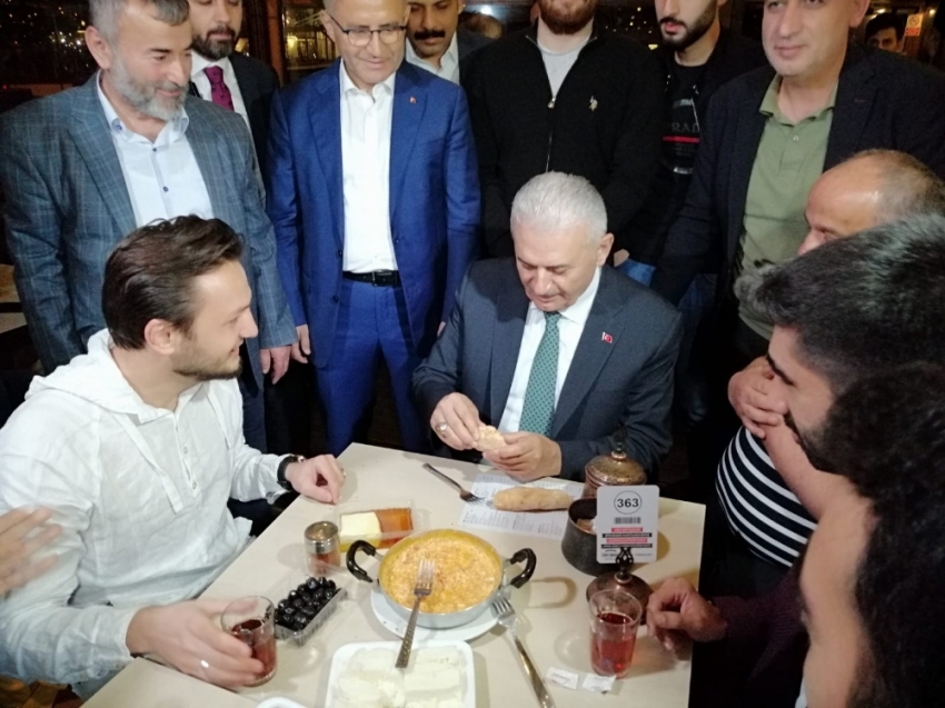 Binali Yıldırım vatandaşlarla sahur yaptı