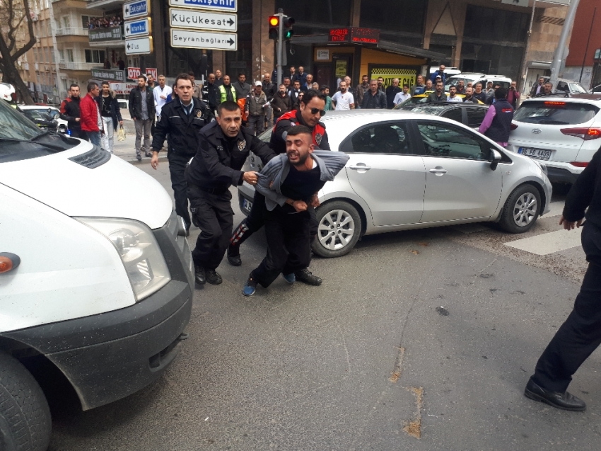 Sokak ortasında polise bıçak çektiler