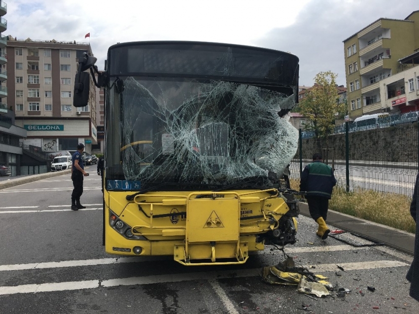 Halk otobüsü sulama aracına çarptı