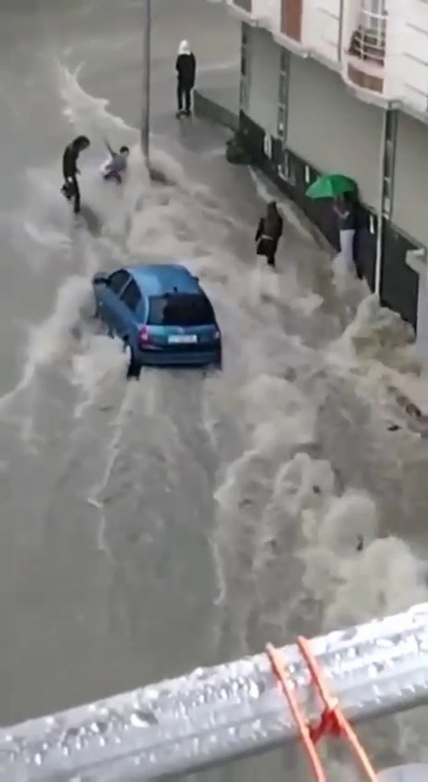 Sulara kapılan bir çocuk son anda kurtarıldı