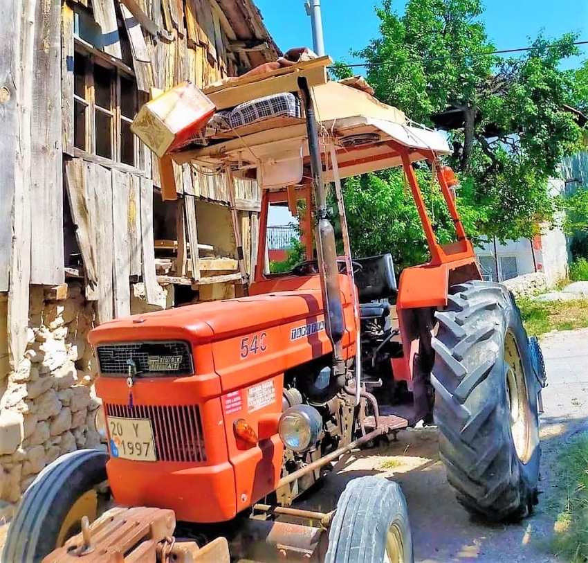 Domuz beklemek için traktör kabinine ranza yaptı