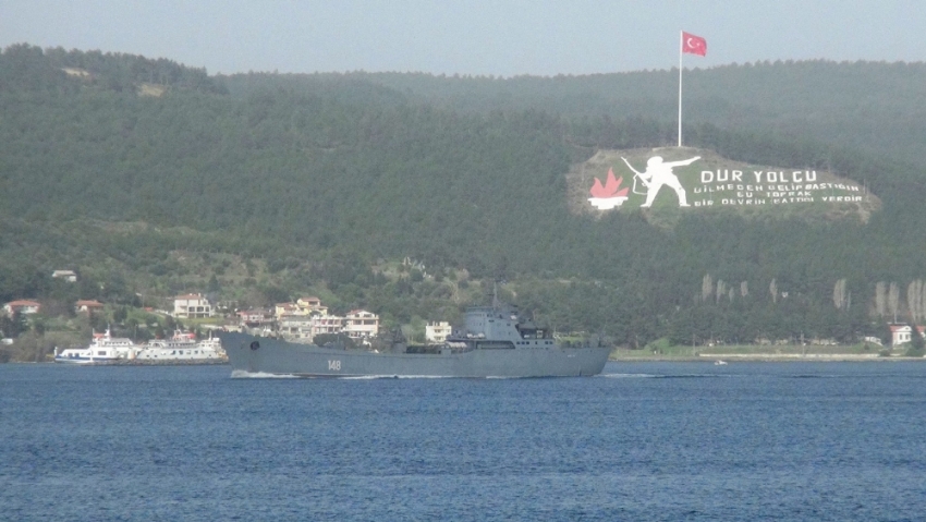 Rus savaş gemisi Çanakkale Boğazı’ndan geçti