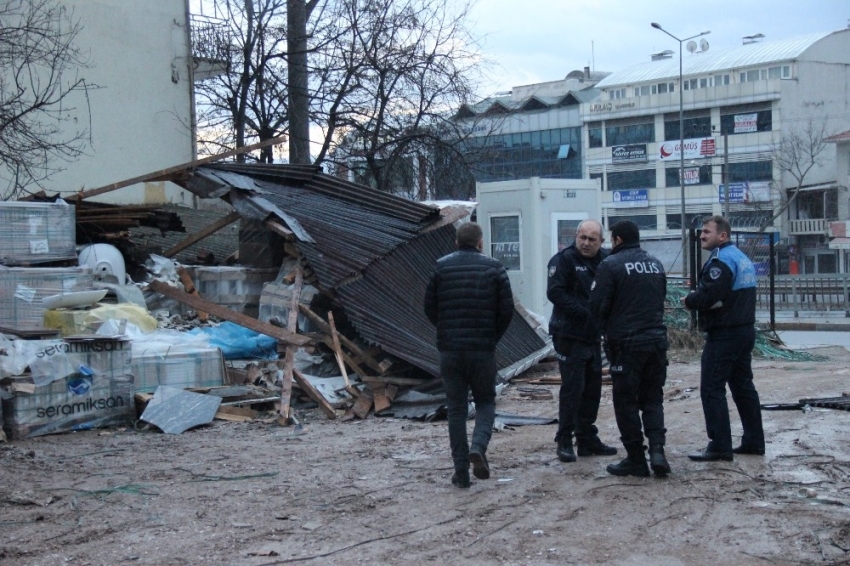 Kocaeli’de etkili olan fırtına binaların çatılarını uçurdu