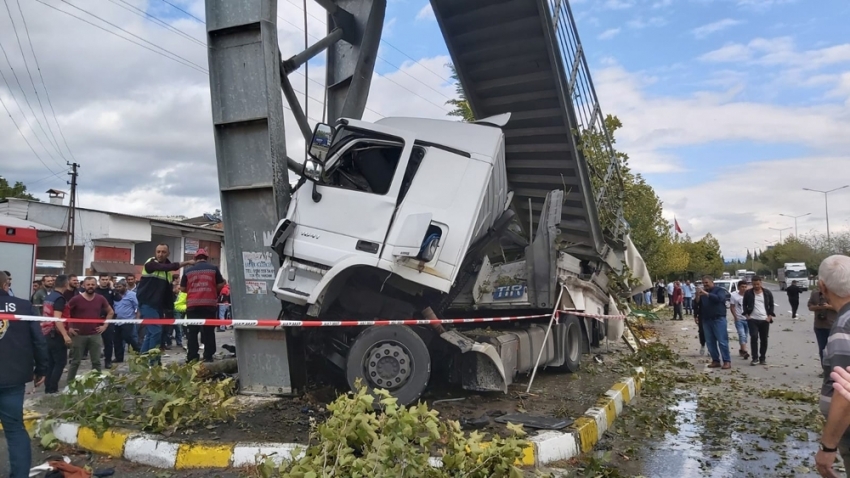 Tır yolcu durağını altına aldı: 1’i çocuk 2 ölü, 3 yaralı