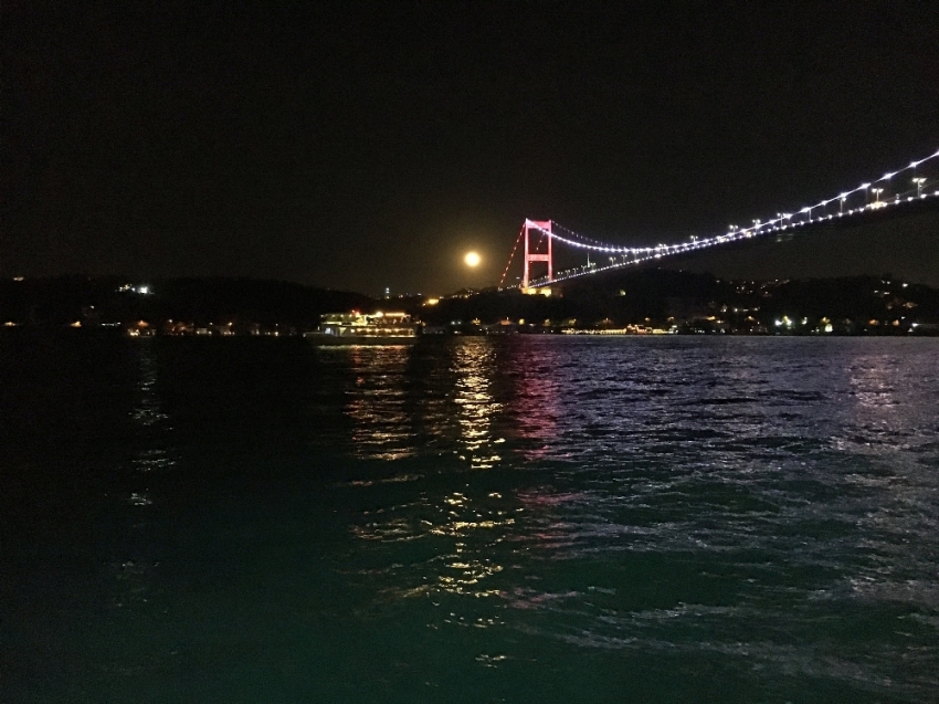 Dolunaylı İstanbul Boğazı manzarası mest etti