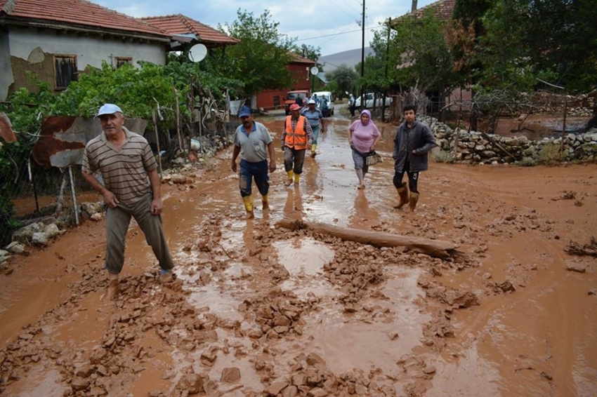 Sel yıktı geçti