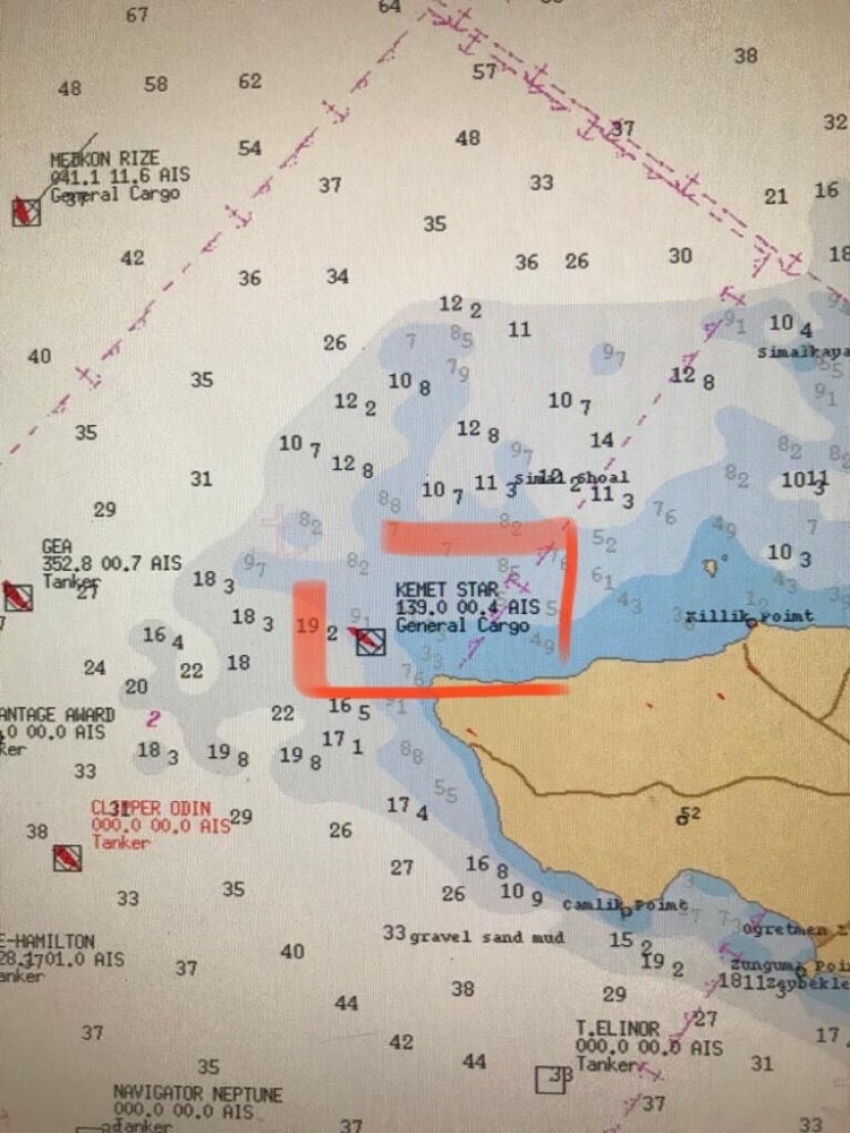 Bozcada açıklarında kargo gemisi karaya oturdu