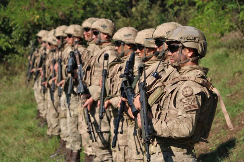 Jandarma komandolarından nefes kesen tatbikat