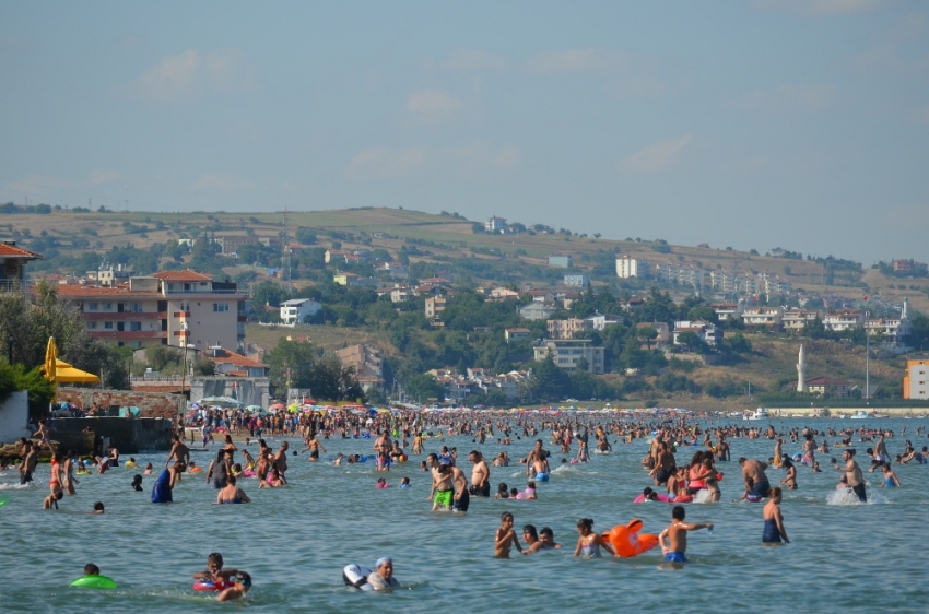 Plajlarda kilometrelerce tatilci yoğunluğu 