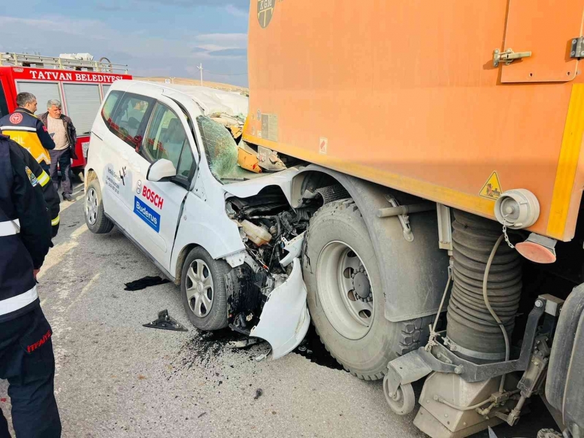 Kamyonet yol temizleme aracına çarptı