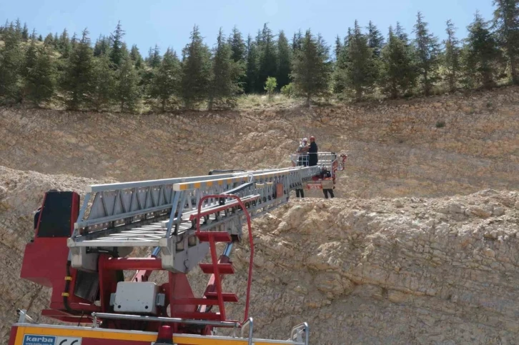 Dağ çayı toplarken depreme yakalandı, ayakları kayıp kayalıklardan düştü
