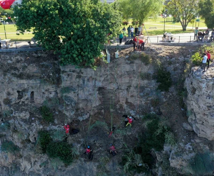 Dağcılar 40 metrelik falezlerden torbalarca çöp topladı
