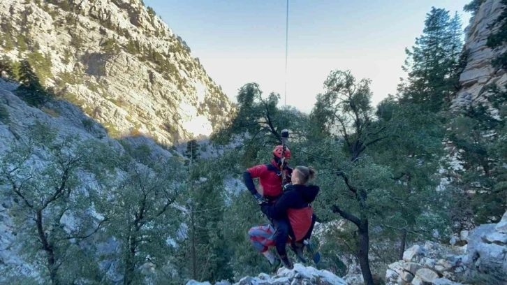 Dağda mahsur kalan 4 Rus turist helikopterle kurtarıldı
