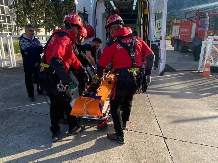 Dağlık alana düşen paraşütçüye jandarma helikopteriyle kurtarma