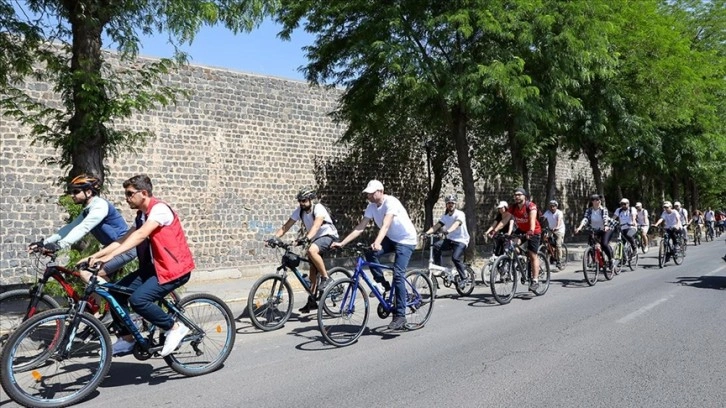 Dalgıçlar Dünya Çevre Günü kapsamında Dicle Nehri'nde temizlik yaptı